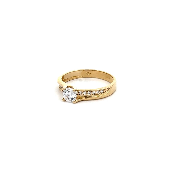 Nhẫn đính hôn bằng vàng với đá zircon