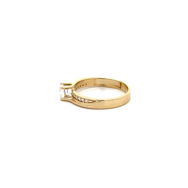 Nhẫn đính hôn bằng vàng với đá zircon
