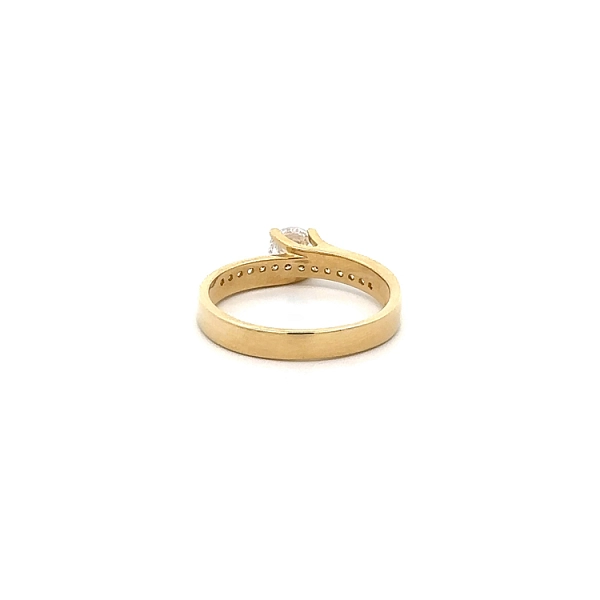 Nhẫn đính hôn bằng vàng với đá zircon