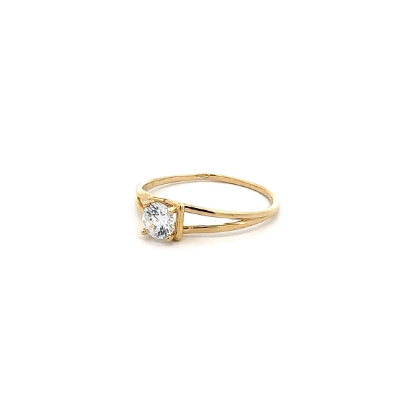 Nhẫn đính hôn bằng vàng với đá zircon