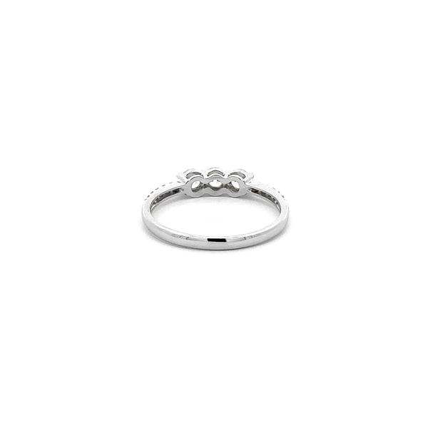 Nhẫn vàng trắng đính đá zircon trắng