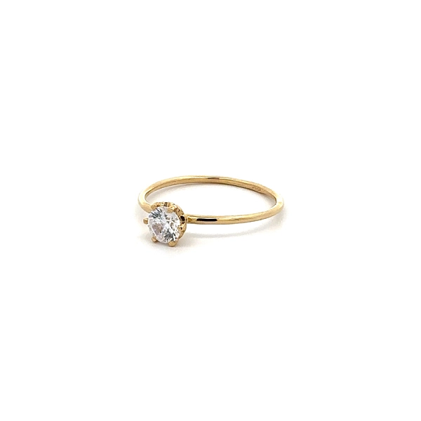 Nhẫn đính hôn bằng vàng với đá zircon