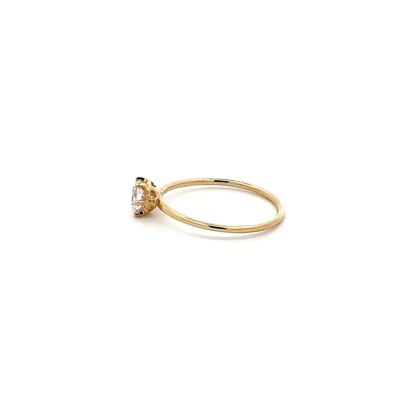 Nhẫn đính hôn bằng vàng với đá zircon