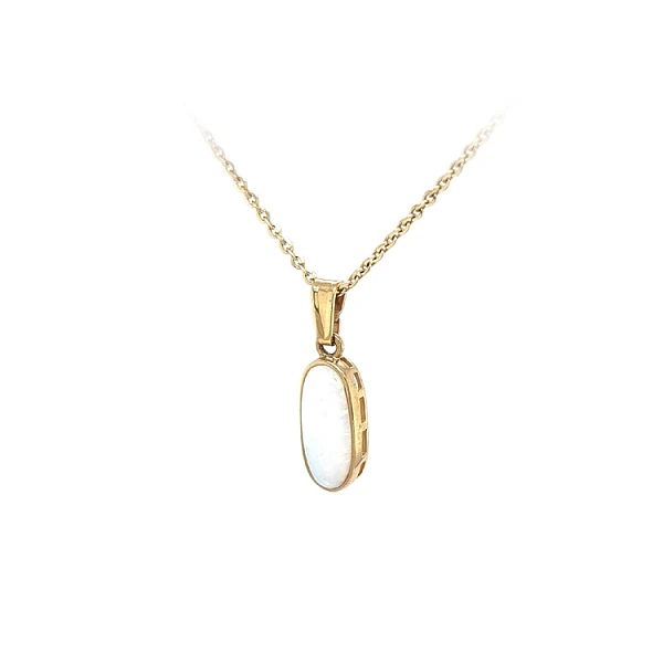 Mặt dây chuyền vàng đính đá opal
