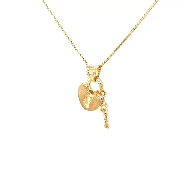Khóa và chìa khóa cho mặt dây chuyền vàng