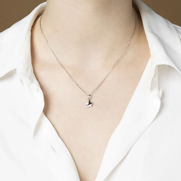 Mặt dây chuyền hình ngôi sao với đá zircon làm từ vàng trắng