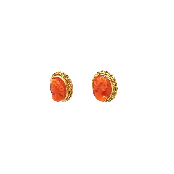 Vòng tai vàng với họa tiết san hô và cameo