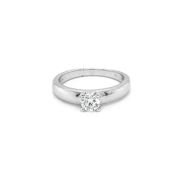 Nhẫn đính hôn bằng vàng có kim cương