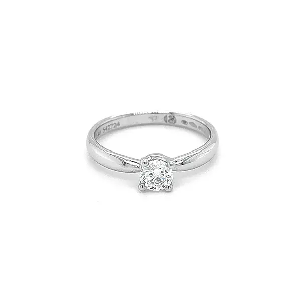 Nhẫn đính hôn bằng vàng có kim cương