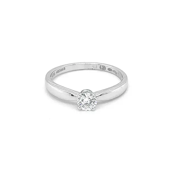 Nhẫn đính hôn bằng vàng có kim cương