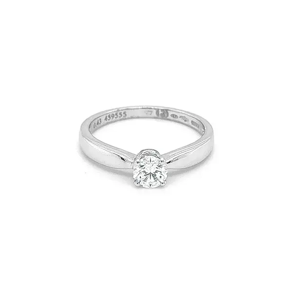 Nhẫn đính hôn bằng vàng có kim cương