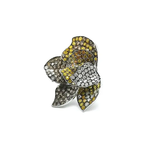 Nhẫn vàng đính kim cương màu