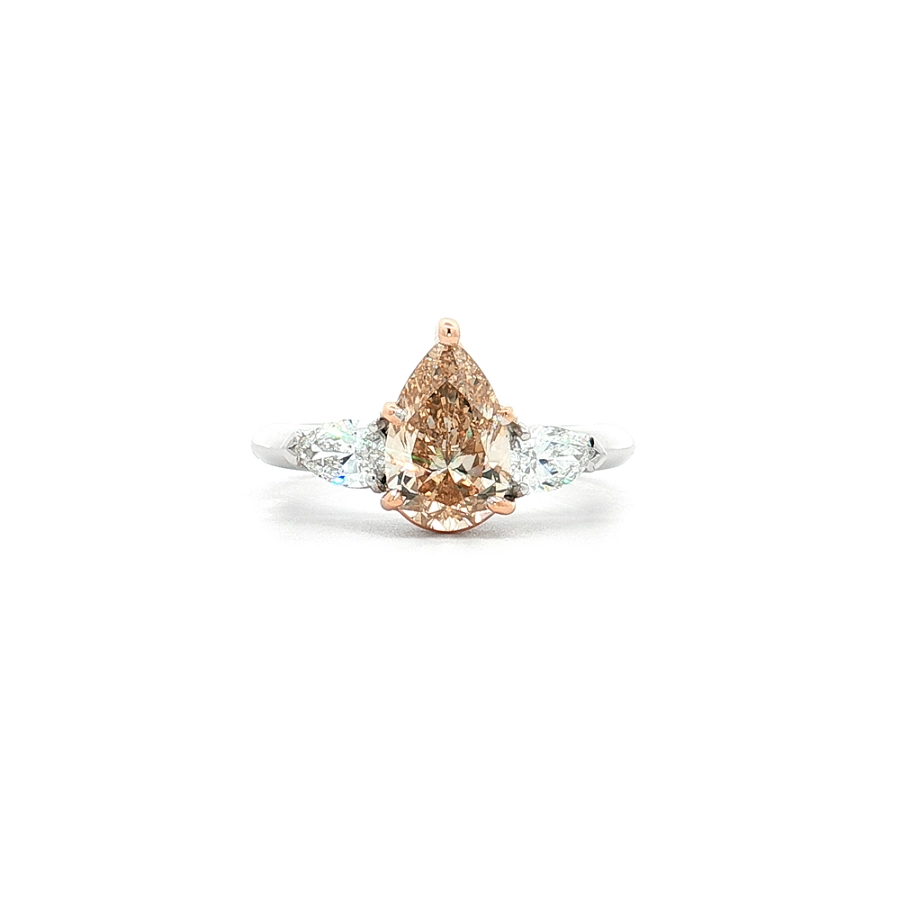 Nhẫn vàng 18K với kim cương vàng fancy và kim cương trắng