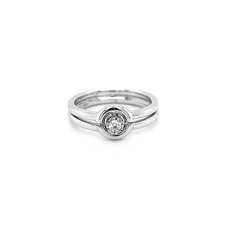 Nhẫn đính hôn bằng vàng có kim cương