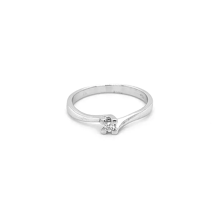 Nhẫn đính hôn bằng vàng có kim cương