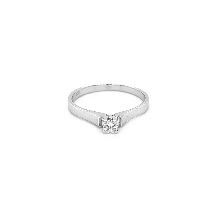 Nhẫn đính hôn bằng vàng có kim cương