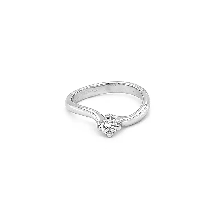 Nhẫn đính hôn bằng vàng có kim cương