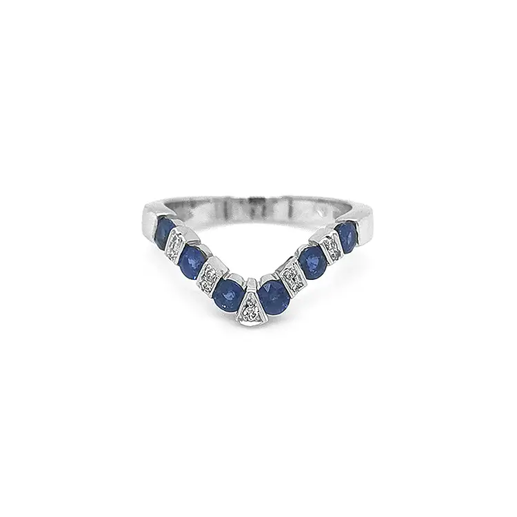 Nhẫn vàng đính ngọc bích và kim cương