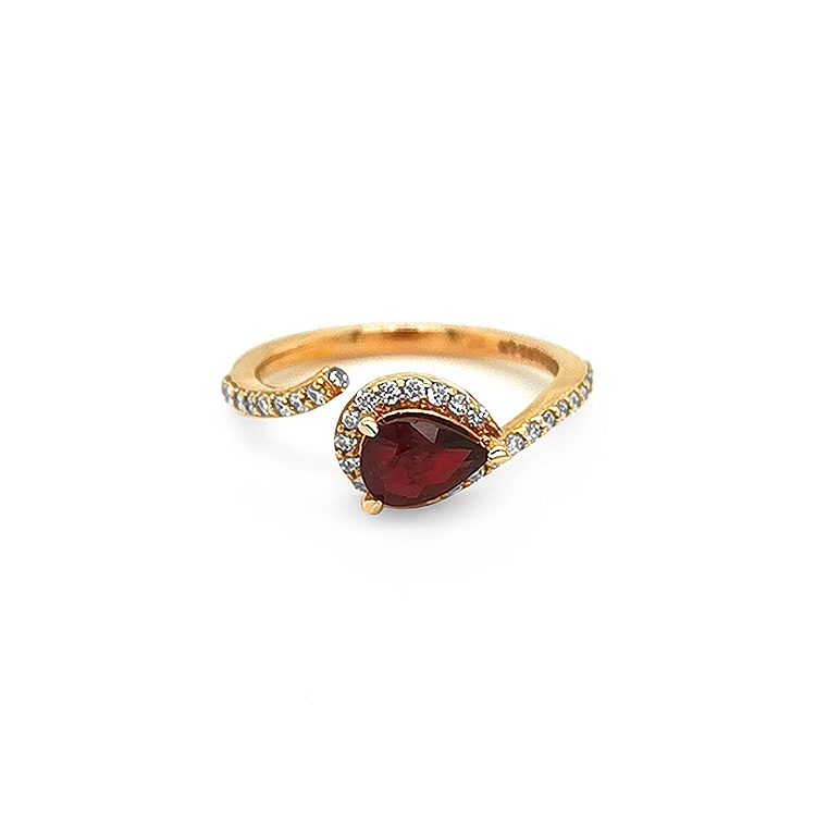 Nhẫn vàng đính ruby và kim cương