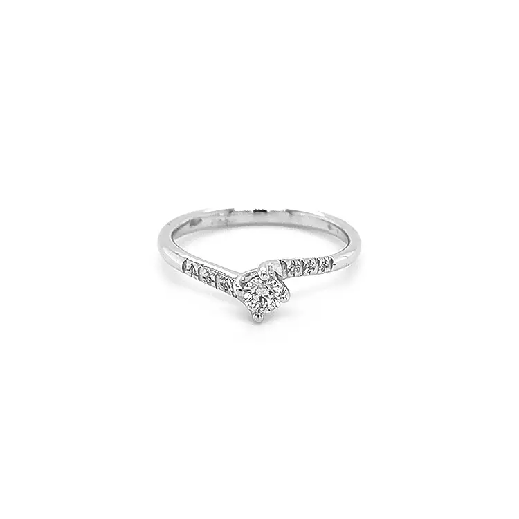 Nhẫn đính hôn bằng vàng có đính kim cương