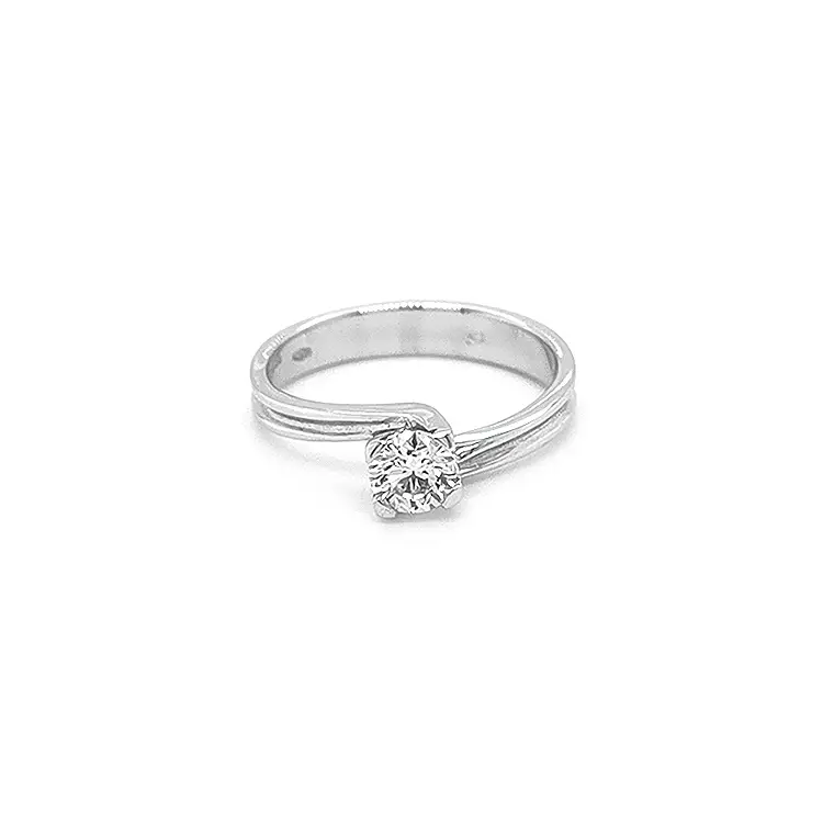 Nhẫn đính hôn bằng vàng có kim cương