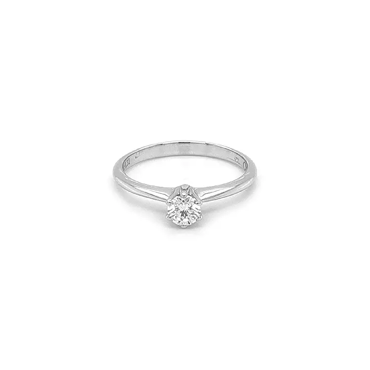 Nhẫn đính hôn bằng vàng có kim cương