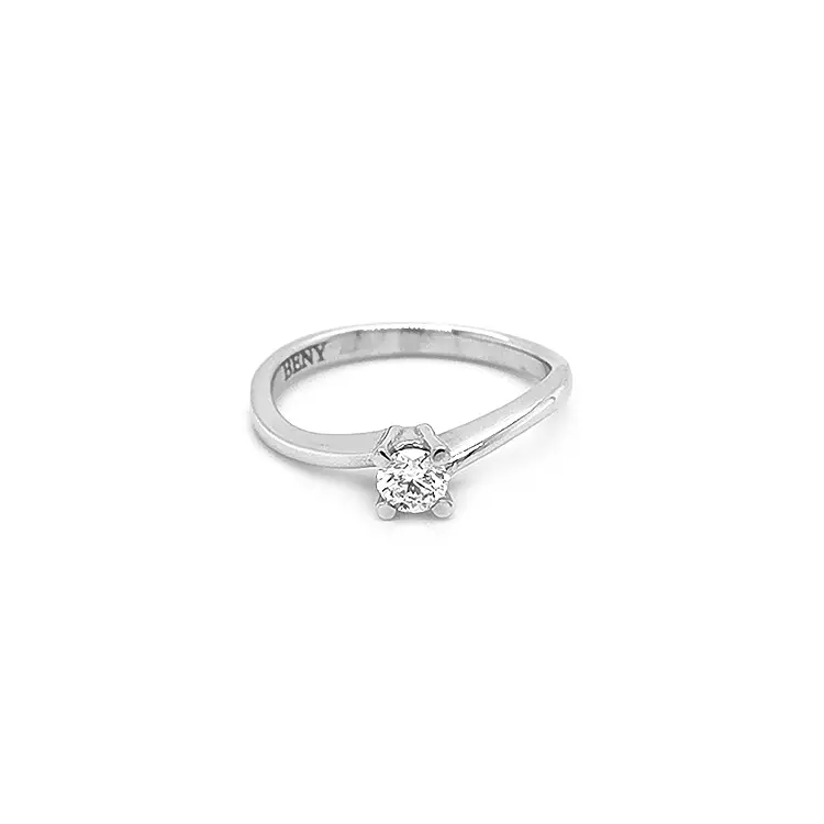 Nhẫn đính hôn bằng vàng có kim cương