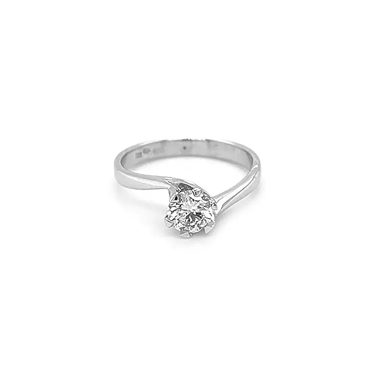 Nhẫn đính hôn bằng vàng có kim cương