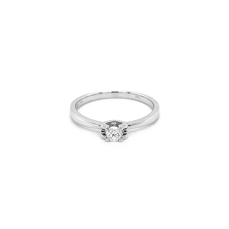 Nhẫn đính hôn bằng vàng có kim cương