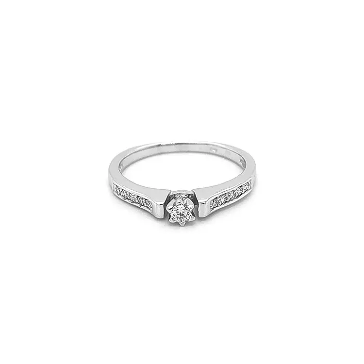 Nhẫn đính hôn bằng vàng có đính kim cương