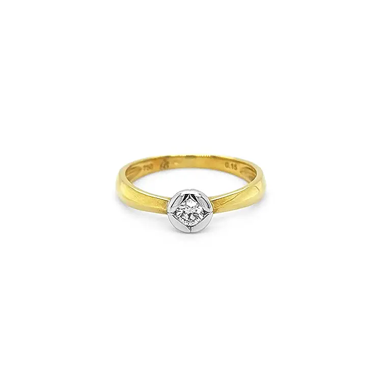 Nhẫn đính hôn bằng vàng có kim cương