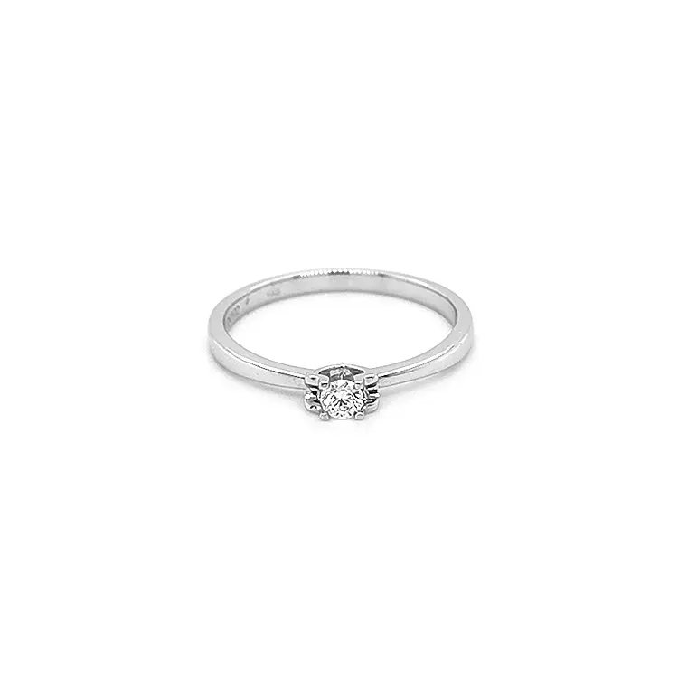 Nhẫn đính hôn bằng vàng có kim cương