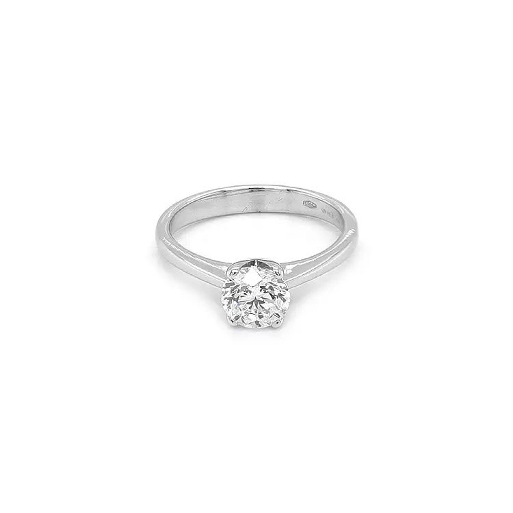 Nhẫn đính hôn bằng vàng có kim cương