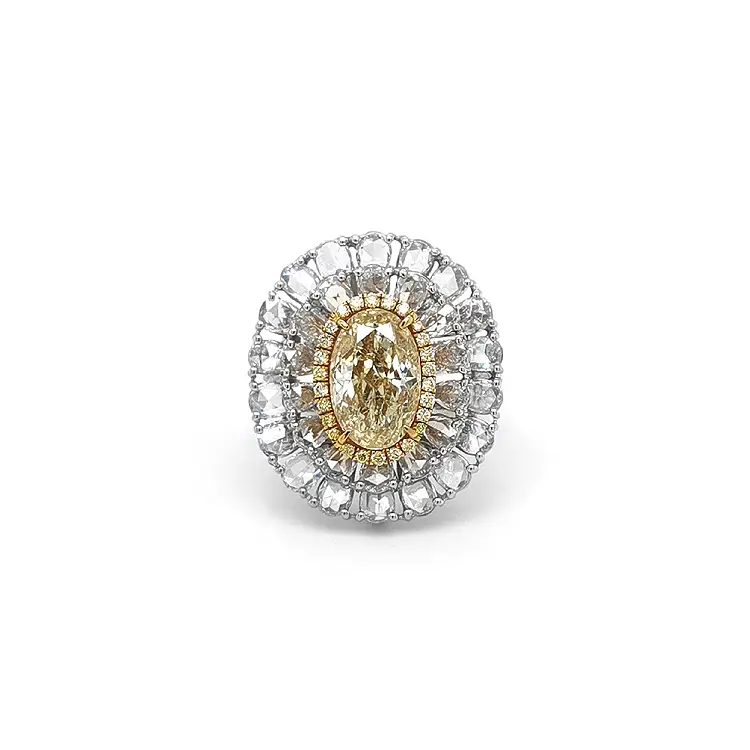 Nhẫn vàng với viên kim cương vàng lấp lánh