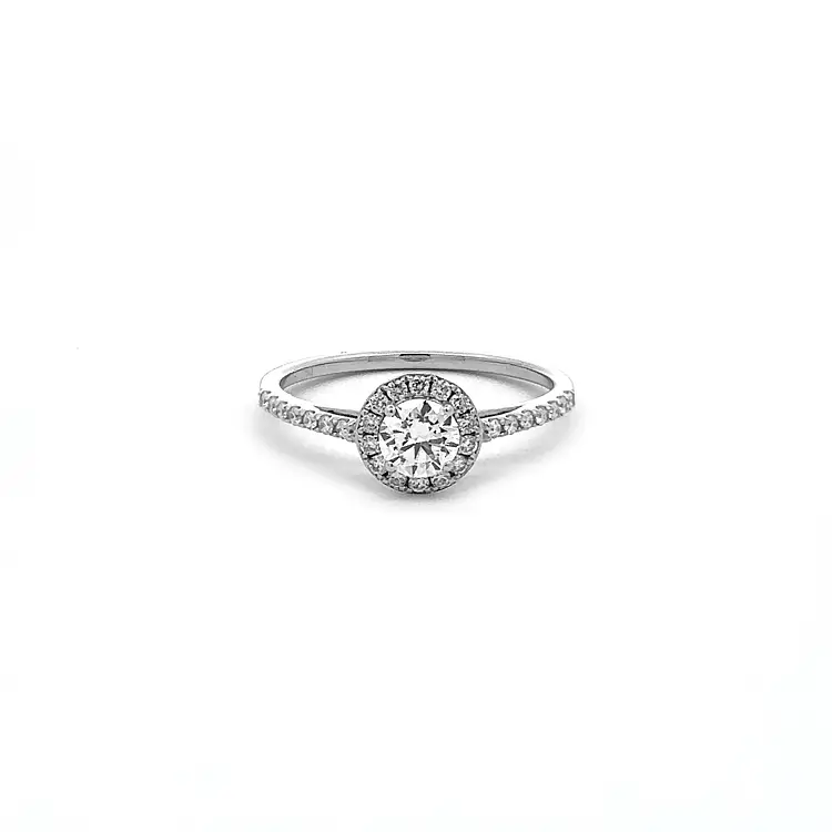 Nhẫn đính hôn bằng vàng có đính kim cương