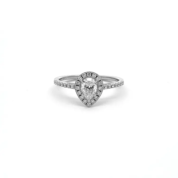 Nhẫn đính hôn bằng vàng có đính kim cương