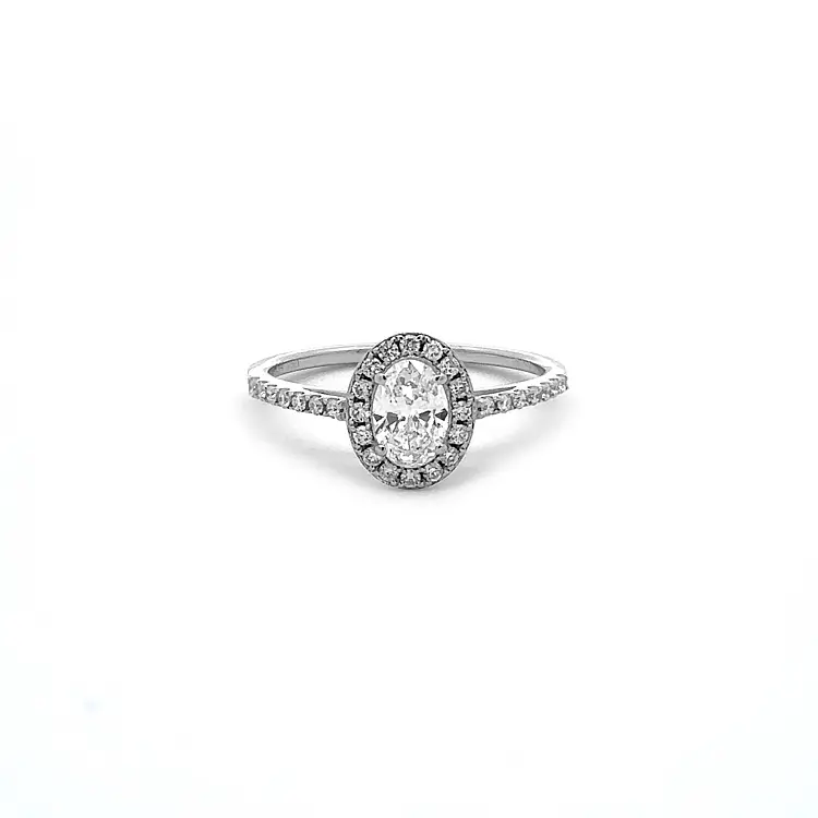 Nhẫn đính hôn bằng vàng có đính kim cương