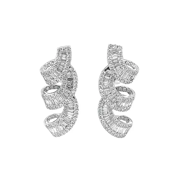 Vòng tai vàng đính kim cương