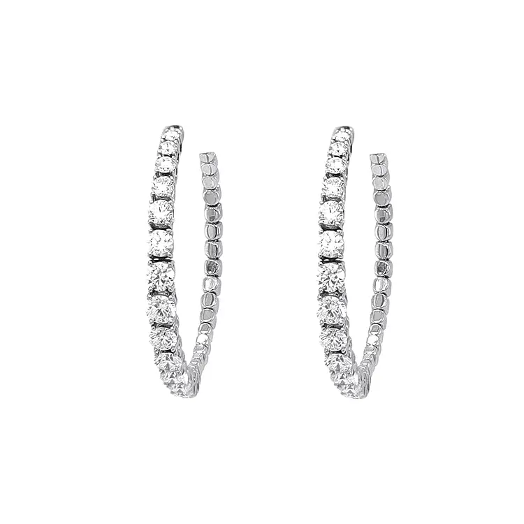 Vòng tai tròn bằng vàng đính kim cương