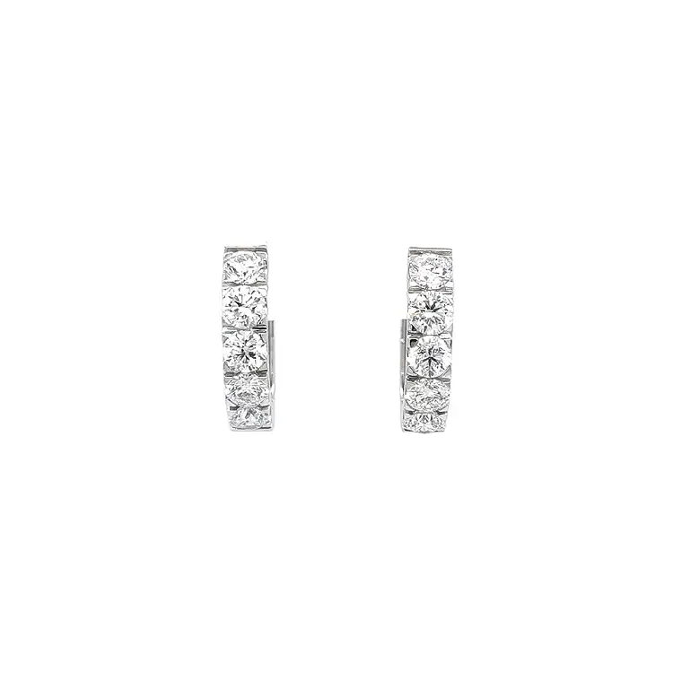 Vòng tai tròn bằng vàng đính kim cương