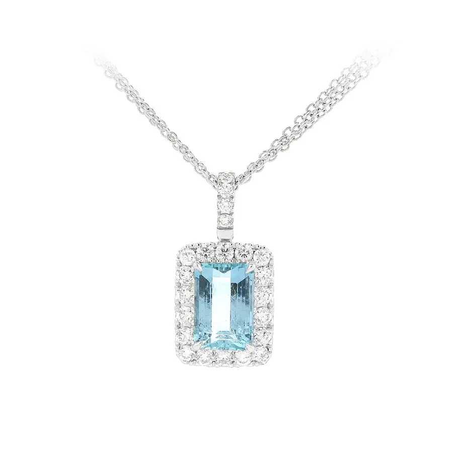 Viên ngọc aquamarine lấp lánh được bao quanh bởi những viên kim cương trong trang sức cao cấp