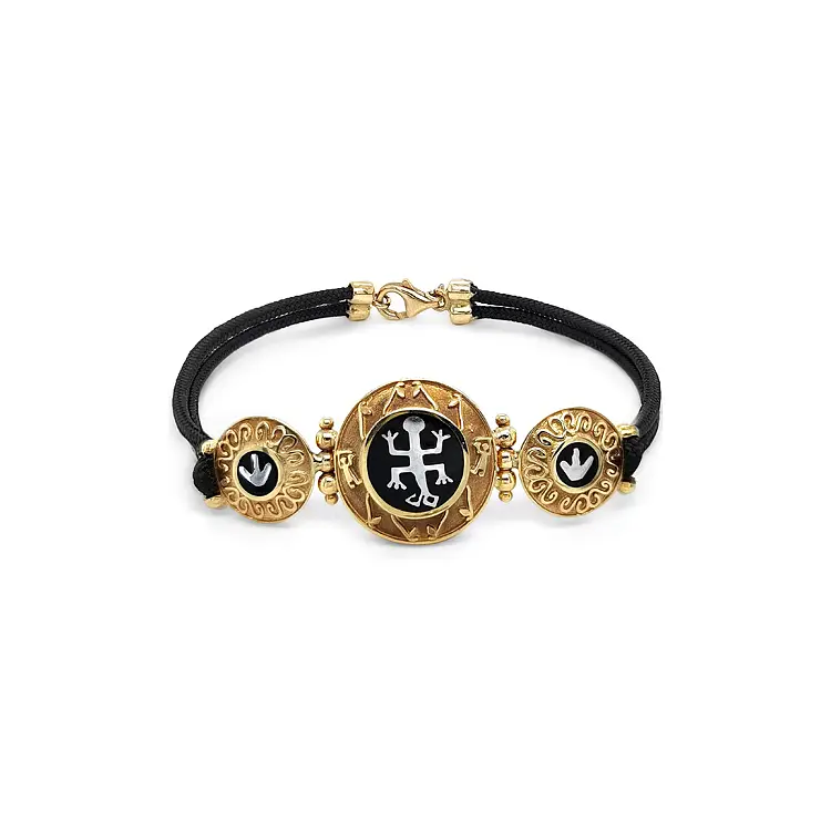 Vòng tay vàng trên dây đeo cổ