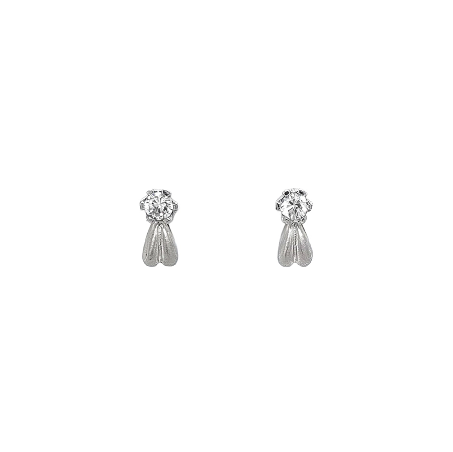 Vòng tai làm từ vàng trắng kết hợp với đá zircon trong thiết kế tương phản giữa bề mặt mờ và sáng bóng