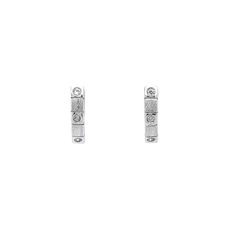 Vòng tai vàng trắng tinh khiết với đá zircon lấp lánh