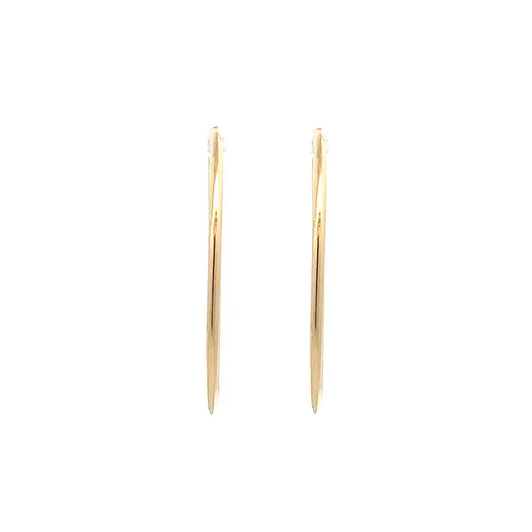 Nhẫn vàng vàng cổ điển với bề mặt mịn màng