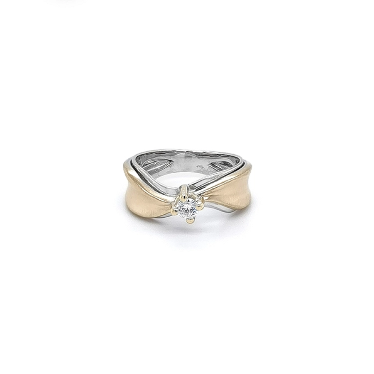 Nhẫn đính hôn với đá zircon làm từ vàng kết hợp