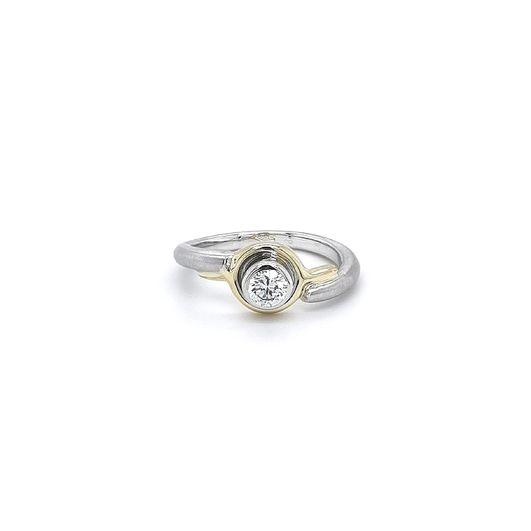 Nhẫn đính đá zircon làm từ vàng kết hợp
