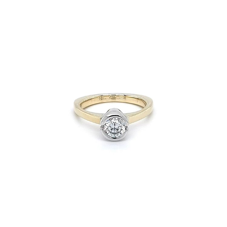 Nhẫn đính hôn bằng vàng với đá zircon