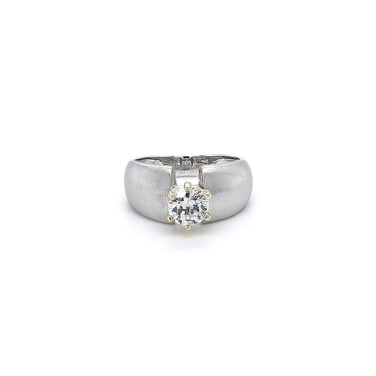 Nhẫn đính hôn với đá zircon làm từ vàng kết hợp