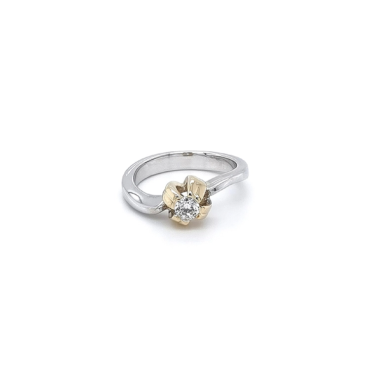 Nhẫn đính đá zircon làm từ vàng kết hợp